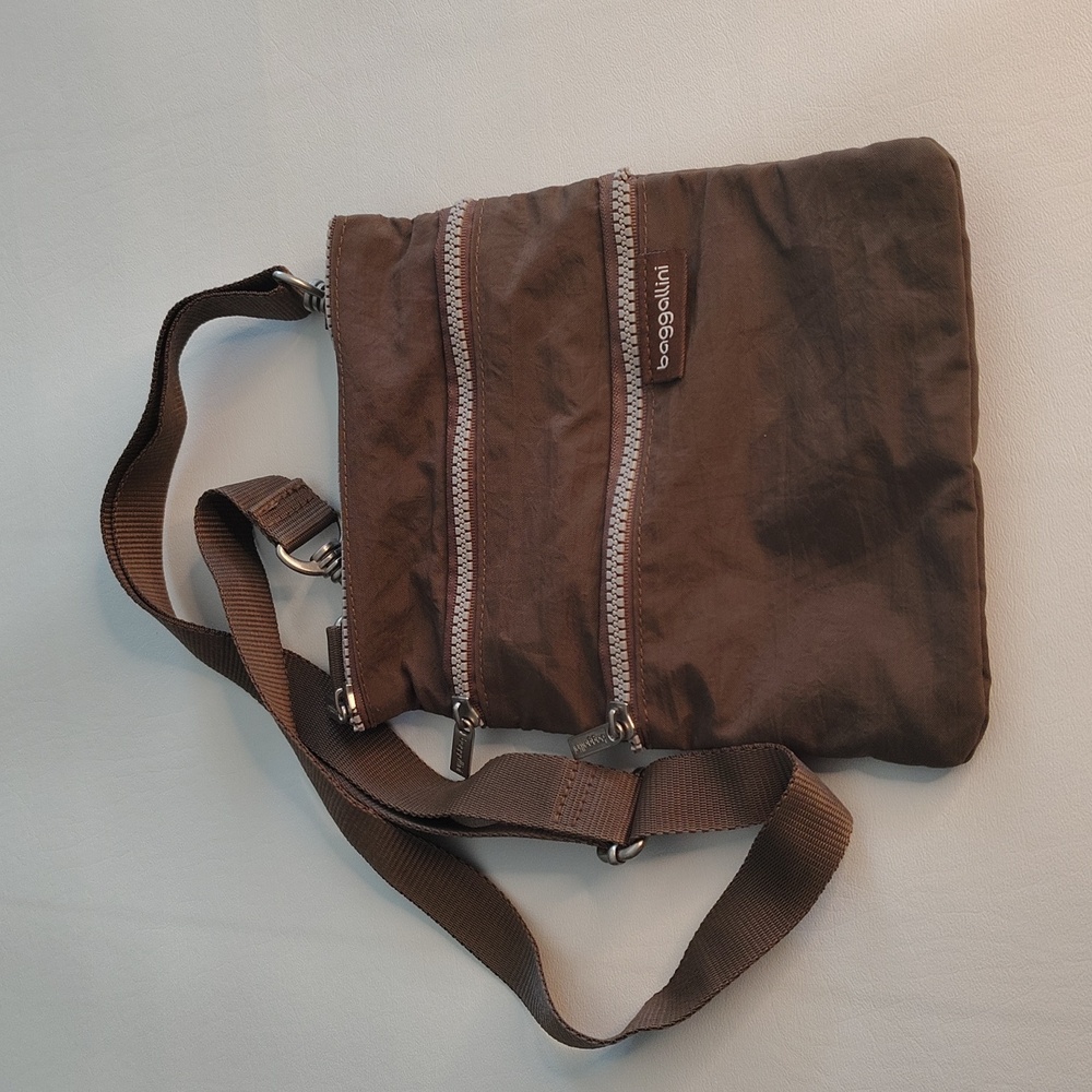Baggallini Small Crossbody Bag Zippered Pockets Brown Versatile Travel